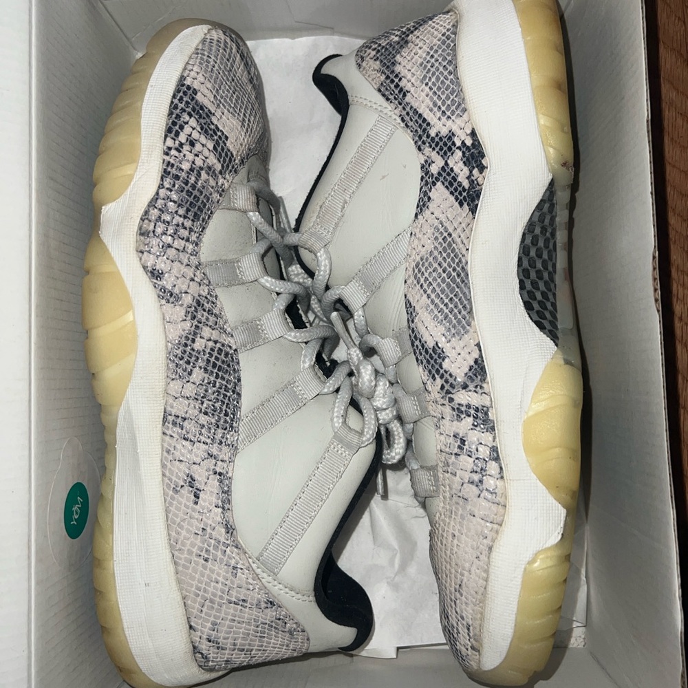 jordan 11 low snakeskin light bone size 11